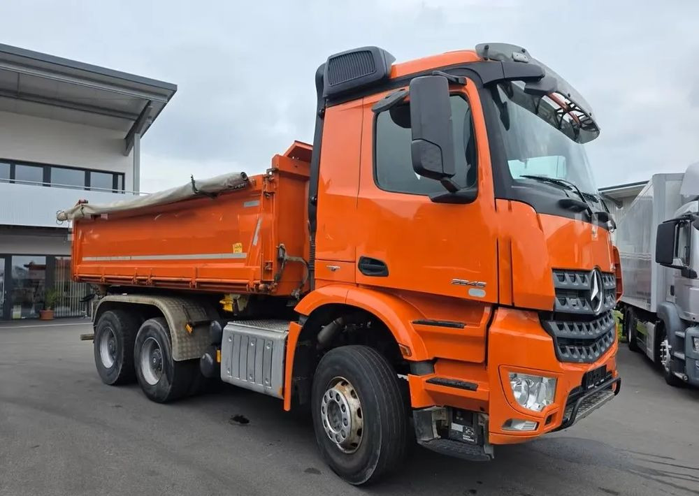 Mercedes-Benz Arocs 2645 6x4 – Wywrotka Meiller 3- stronny/ Manual / Retarder / BORDMATIK / Blatt/Blatt - Camion basculantă: Foto 3 Mercedes-Benz Arocs 2645 6x4 – Wywrotka Meiller 3- stronny/ Manual / Retarder / BORDMATIK / Blatt/Blatt - Camion basculantă: Foto 3