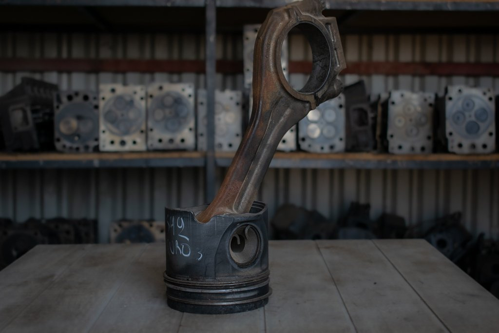 MERCEDES-BENZ ACTROS 8 CYLINDER WITH ENGINE CODE OM542 - EURO V - Bielă pentru Camion: Foto 2 MERCEDES-BENZ ACTROS 8 CYLINDER WITH ENGINE CODE OM542 - EURO V - Bielă pentru Camion: Foto 2