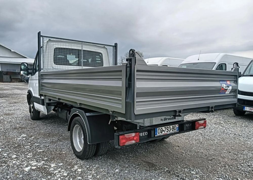 Iveco 35C13, 35C12, 35C15 - Autoutilitară basculantă: Foto 5 Iveco 35C13, 35C12, 35C15 - Autoutilitară basculantă: Foto 5