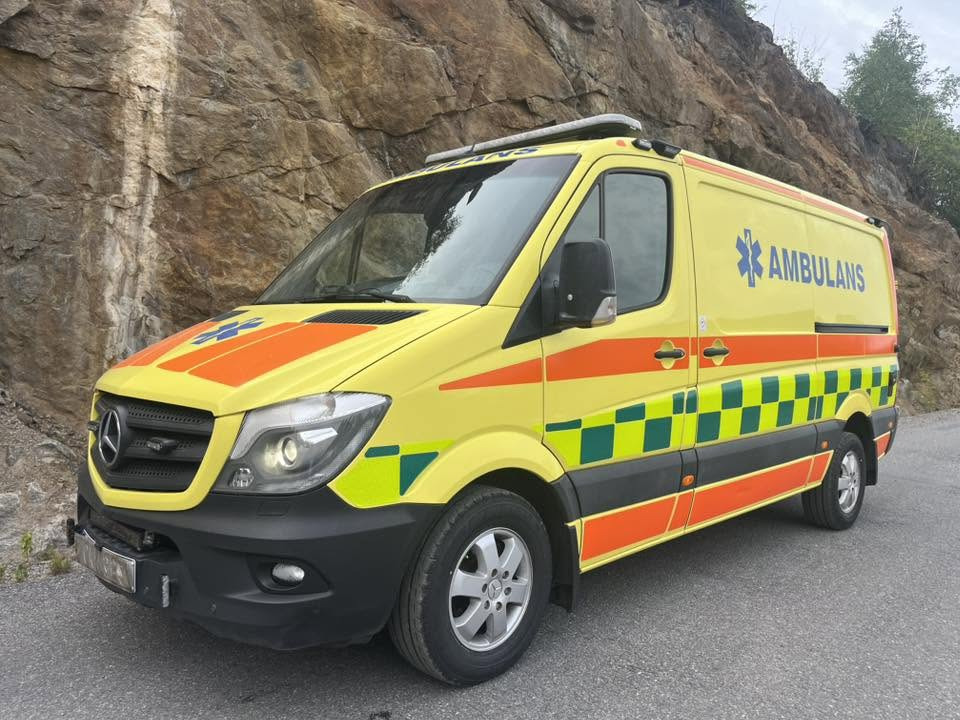 MERCEDES-BENZ Sprinter 319 - AMBULANCE - RESERVERAD !! - Ambulanță: Foto 2 MERCEDES-BENZ Sprinter 319 - AMBULANCE - RESERVERAD !! - Ambulanță: Foto 2