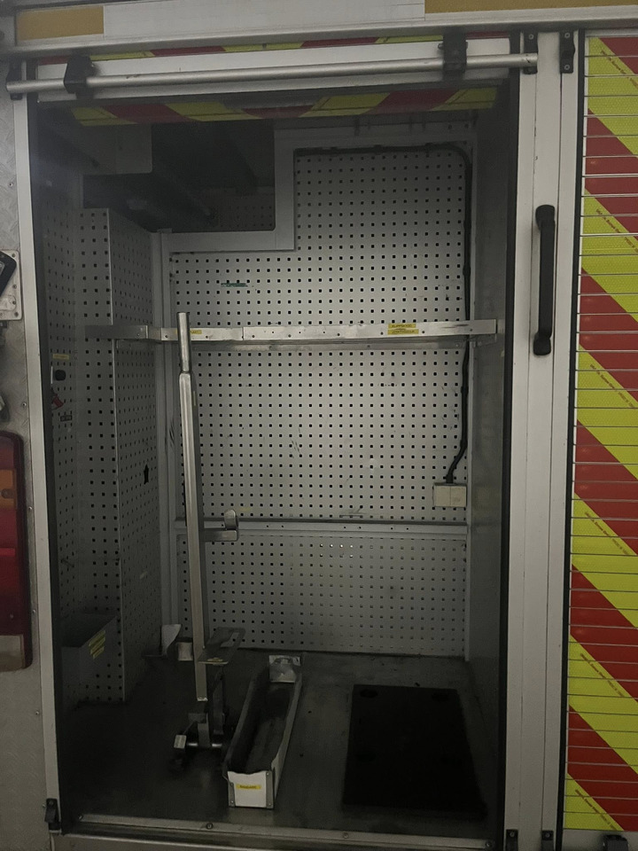 SCANIA P94GB 4x2 NZ310 - Fire engine - Autospeciala de stins incendii: Foto 4 SCANIA P94GB 4x2 NZ310 - Fire engine - Autospeciala de stins incendii: Foto 4