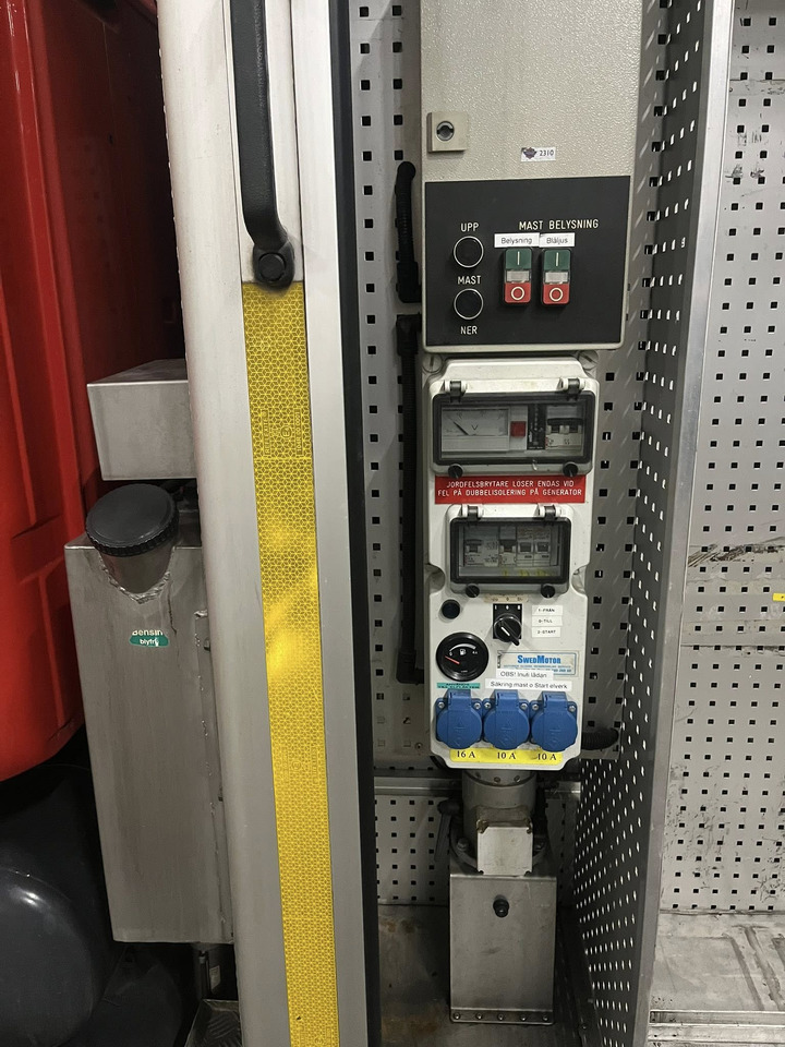 SCANIA P94GB 4x2 NZ310 - Fire engine - Autospeciala de stins incendii: Foto 3 SCANIA P94GB 4x2 NZ310 - Fire engine - Autospeciala de stins incendii: Foto 3