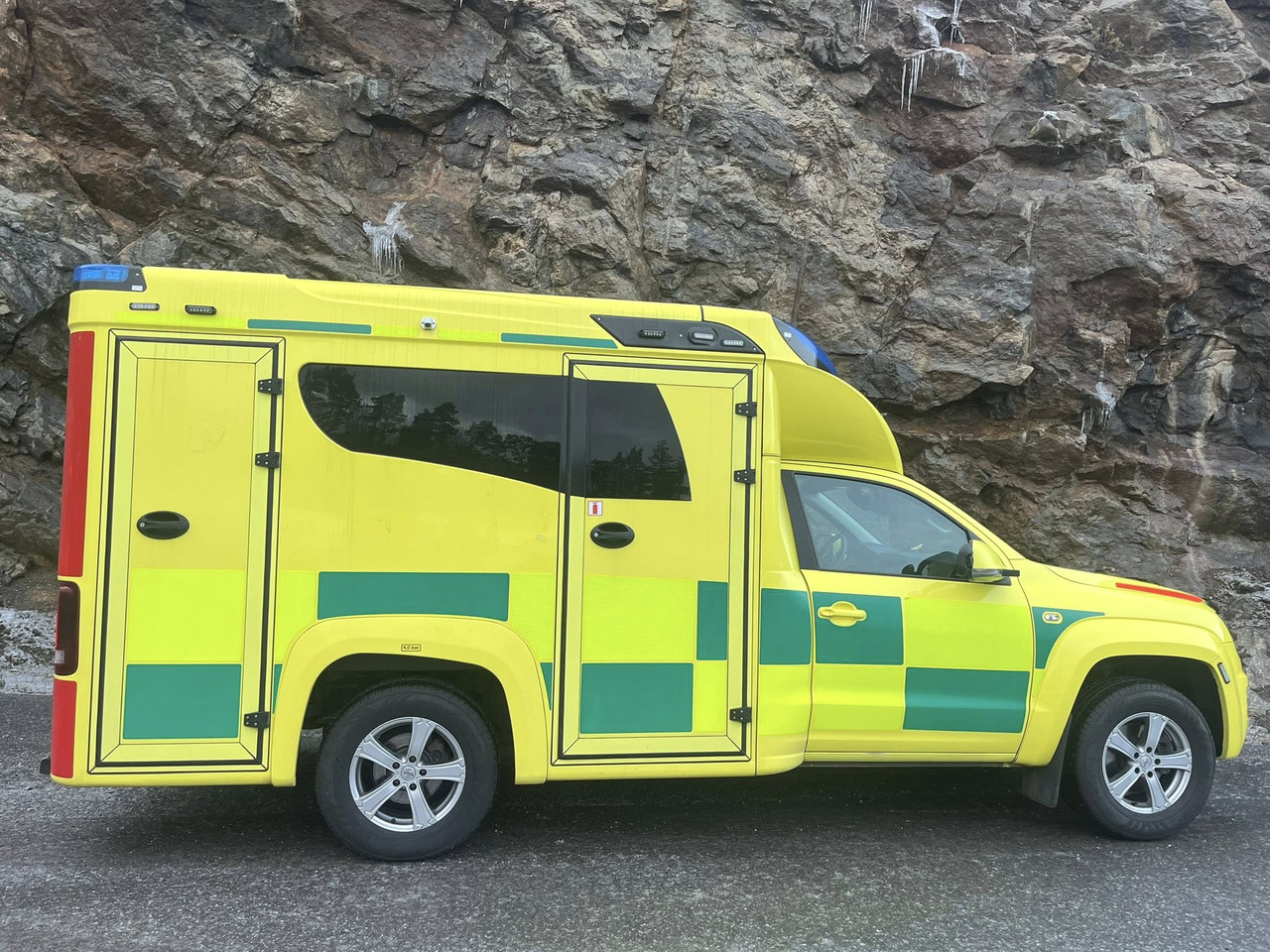 VOLKSWAGEN Amarok 4motion - Ambulanță: Foto 4 VOLKSWAGEN Amarok 4motion - Ambulanță: Foto 4