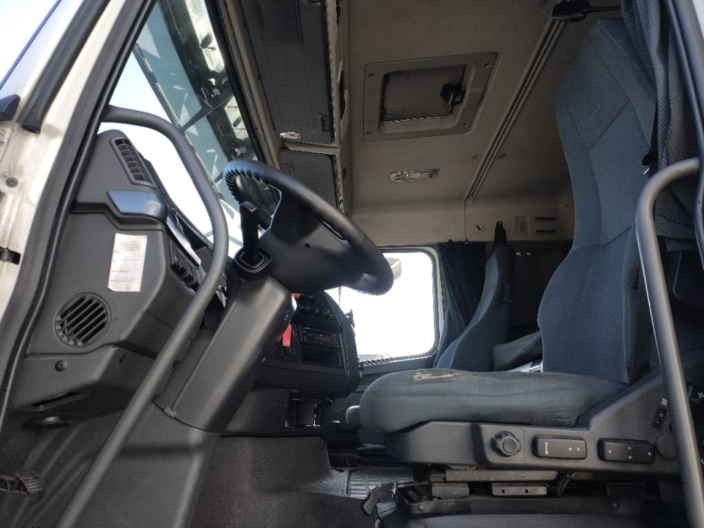 Volvo FH460 6x2 veturi kääntyvä teli - Cap tractor: Foto 4 Volvo FH460 6x2 veturi kääntyvä teli - Cap tractor: Foto 4