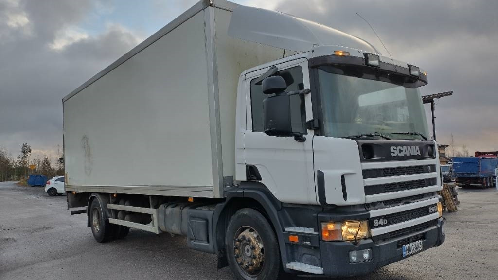 Scania P94 kokosivuaukeva kori+pl-nostin - Camion furgon: Foto 2 Scania P94 kokosivuaukeva kori+pl-nostin - Camion furgon: Foto 2