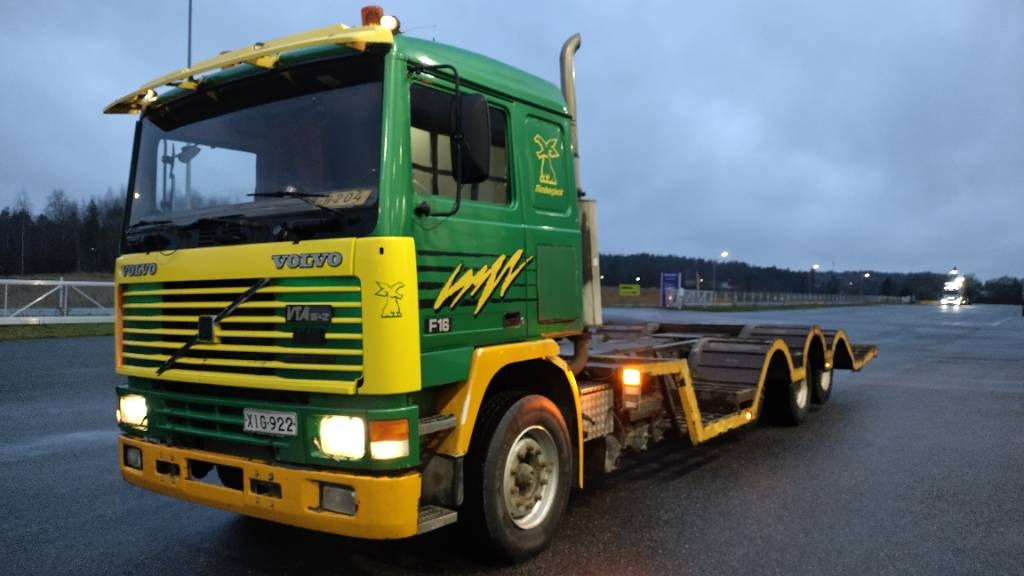 Volvo F16 8x2 metsäkone ritilä, rautajouset,hydr.perä - Camion forestier: Foto 1 Volvo F16 8x2 metsäkone ritilä, rautajouset,hydr.perä - Camion forestier: Foto 1