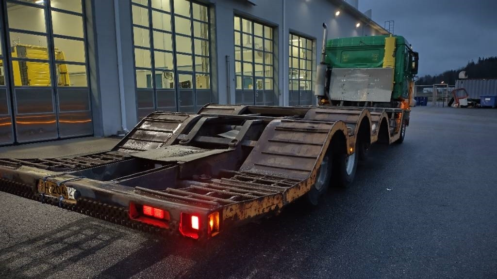 Volvo F16 8x2 metsäkone ritilä, rautajouset,hydr.perä - Camion forestier: Foto 4 Volvo F16 8x2 metsäkone ritilä, rautajouset,hydr.perä - Camion forestier: Foto 4