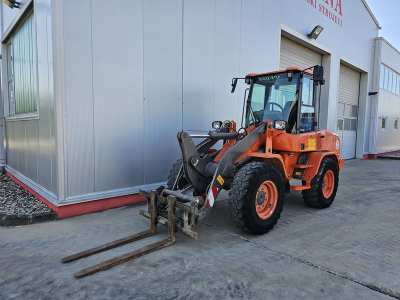 VOLVO L30G - Încărcător frontal pe pneuri: Foto 1 VOLVO L30G - Încărcător frontal pe pneuri: Foto 1