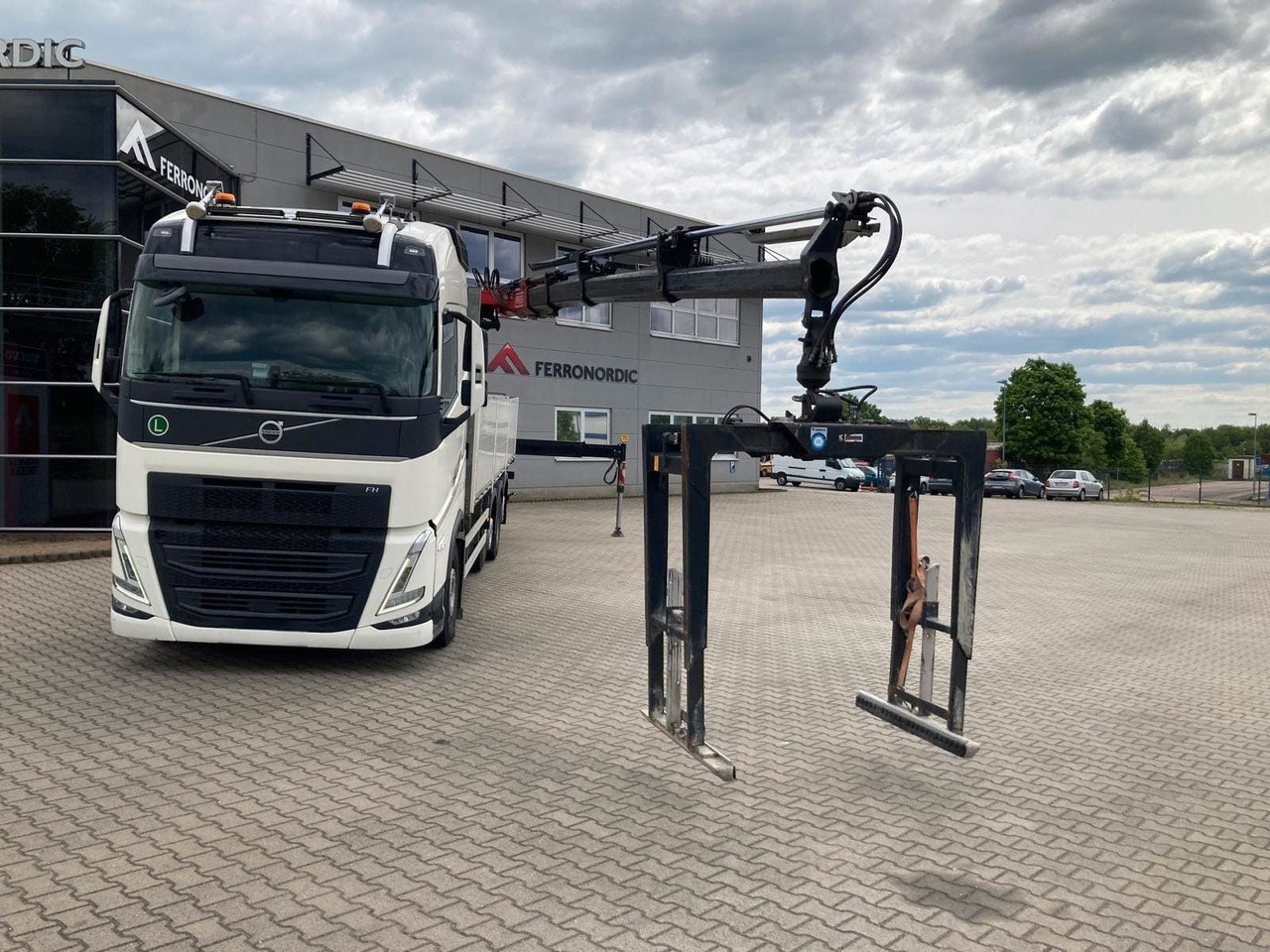 Volvo FH460 8x2 TRIDEM VLA&NLA gelenkt*FASSI F215AS.24 - Camion cu macara: Foto 5 Volvo FH460 8x2 TRIDEM VLA&NLA gelenkt*FASSI F215AS.24 - Camion cu macara: Foto 5