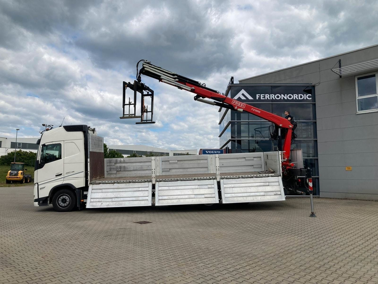 Volvo FH460 8x2 TRIDEM VLA&NLA gelenkt*FASSI F215AS.24 - Camion cu macara: Foto 2 Volvo FH460 8x2 TRIDEM VLA&NLA gelenkt*FASSI F215AS.24 - Camion cu macara: Foto 2