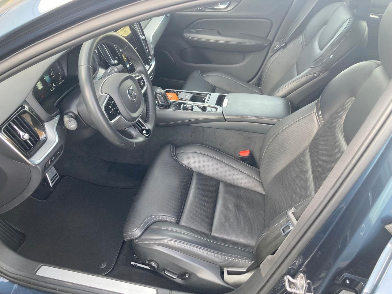 Mașină break Volvo V60 T8 R Design Recharge Plug-In Hybrid AWD: Foto 11 Mașină break Volvo V60 T8 R Design Recharge Plug-In Hybrid AWD: Foto 11