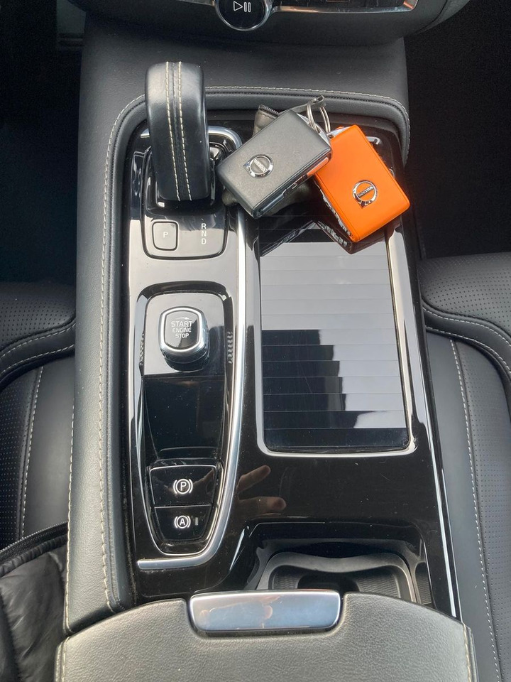 Mașină break Volvo V60 T8 R Design Recharge Plug-In Hybrid AWD: Foto 25 Mașină break Volvo V60 T8 R Design Recharge Plug-In Hybrid AWD: Foto 25