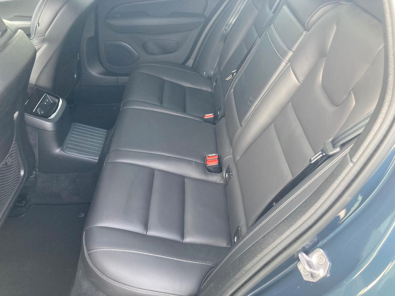 Mașină break Volvo V60 T8 R Design Recharge Plug-In Hybrid AWD: Foto 14 Mașină break Volvo V60 T8 R Design Recharge Plug-In Hybrid AWD: Foto 14