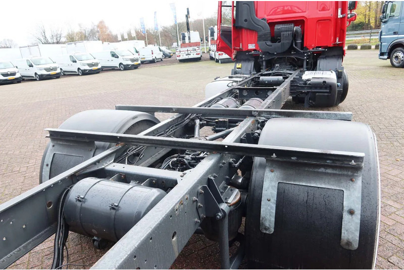 DAF CF 290 FA Chassis + 2500 KG Dhollandia laadklep - Camion şasiu: Foto 4 DAF CF 290 FA Chassis + 2500 KG Dhollandia laadklep - Camion şasiu: Foto 4