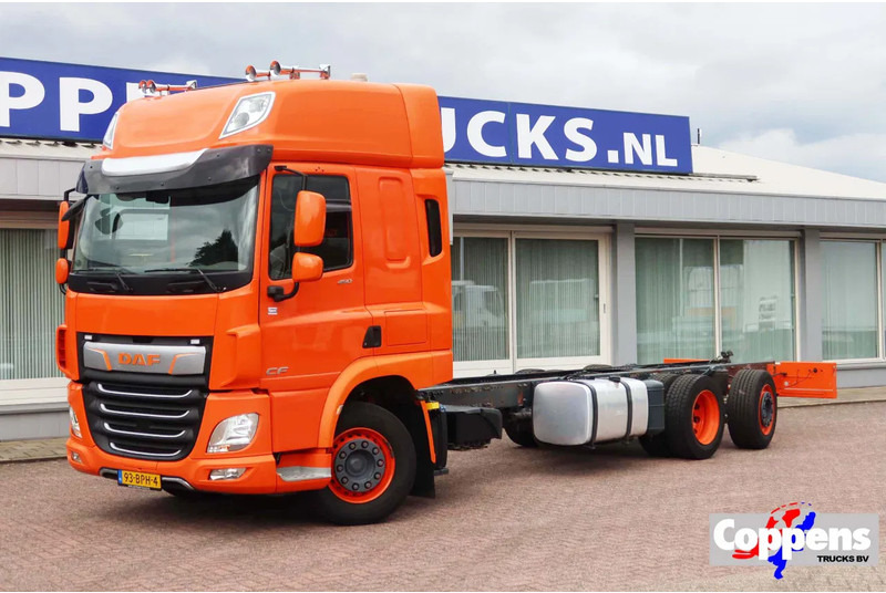 DAF CF 450 Chassis Cabine Slaap Cabine 2x Bed - Camion şasiu: Foto 1 DAF CF 450 Chassis Cabine Slaap Cabine 2x Bed - Camion şasiu: Foto 1