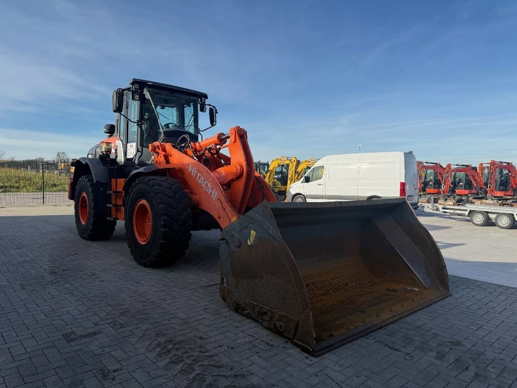 Încărcător frontal pe pneuri Hitachi ZW 180-6: Foto 7