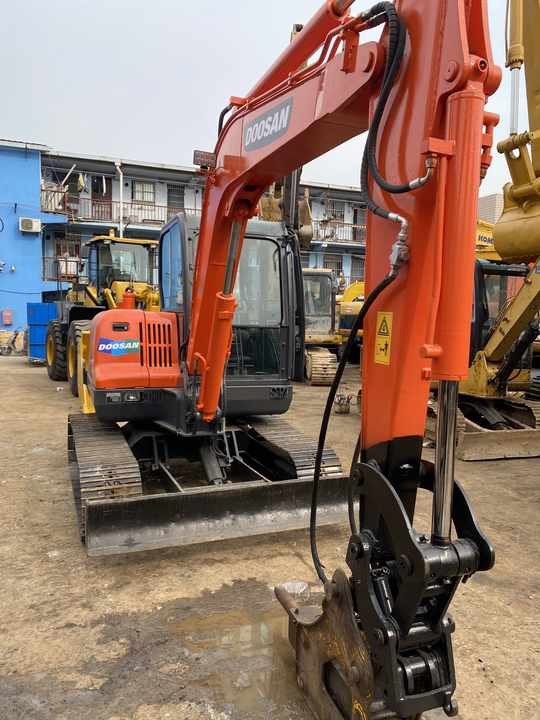 Awesome Performance Korea Imported Small Scale Used Doosan Dx60 Excavator in Shanghai - Excavator pe şenile: Foto 2 Awesome Performance Korea Imported Small Scale Used Doosan Dx60 Excavator in Shanghai - Excavator pe şenile: Foto 2