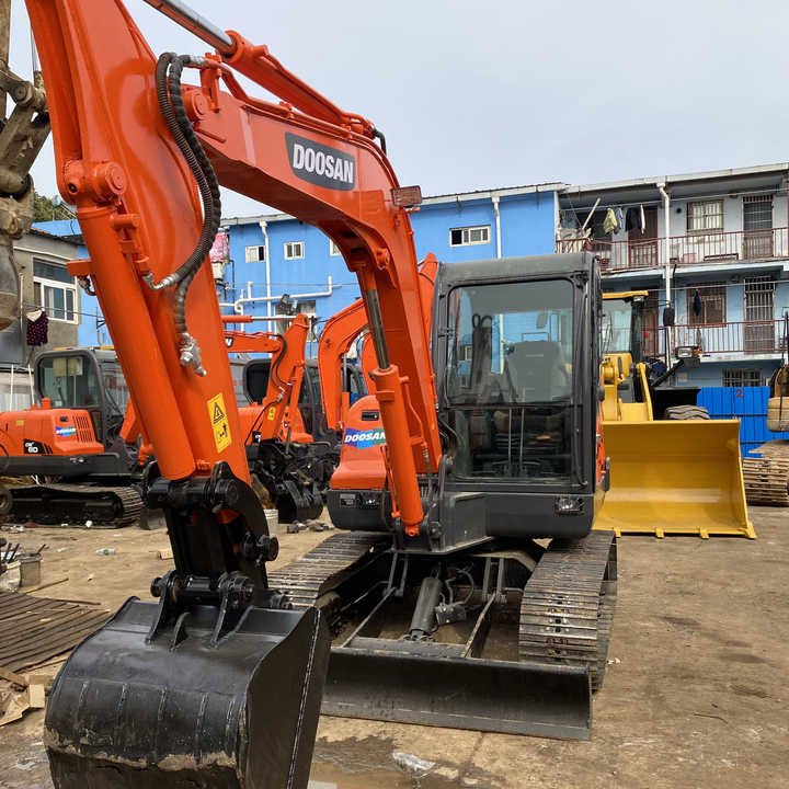 Awesome Performance Korea Imported Small Scale Used Doosan Dx60 Excavator in Shanghai - Excavator pe şenile: Foto 1 Awesome Performance Korea Imported Small Scale Used Doosan Dx60 Excavator in Shanghai - Excavator pe şenile: Foto 1