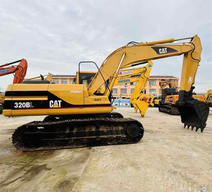 Caterpillar/cat Medium Used Excavator 20t Cat 320b,320c,320d Excavating Equipment With 0.8,1.0,1.2 Cbm Bucket Size In Shanghai - Excavator pe şenile: Foto 1 Caterpillar/cat Medium Used Excavator 20t Cat 320b,320c,320d Excavating Equipment With 0.8,1.0,1.2 Cbm Bucket Size In Shanghai - Excavator pe şenile: Foto 1