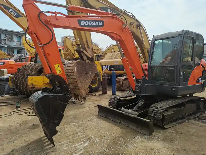 Doosan DX60 Mini Wheel Excavator for Sale Provided Korea Good Construction Original Korea Doosan Engine 6 T,6 Ton in stock - Excavator pe şenile: Foto 5 Doosan DX60 Mini Wheel Excavator for Sale Provided Korea Good Construction Original Korea Doosan Engine 6 T,6 Ton in stock - Excavator pe şenile: Foto 5