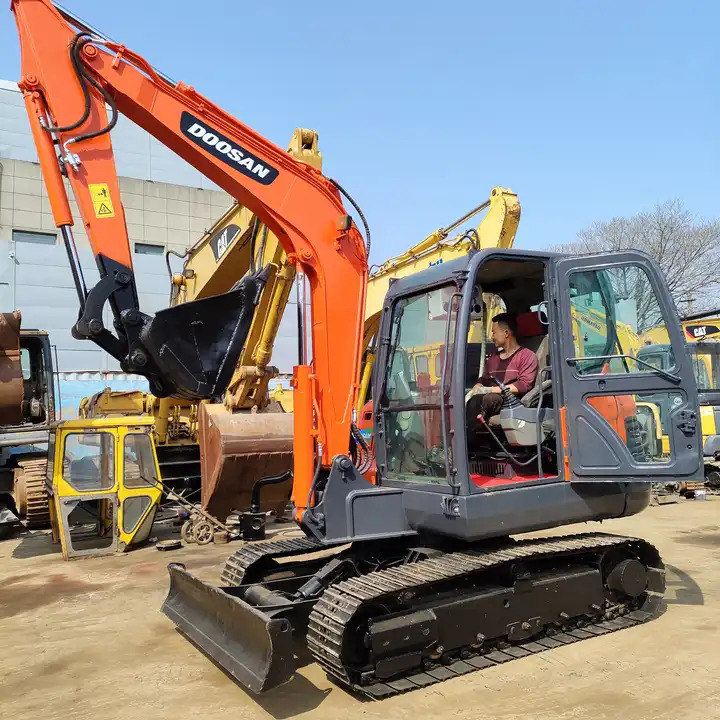 High Quality Hot Sale Used 6t Mini Excavator Original Korea Doosan Used Excavators Doosan Dx60 With Good Performance - Excavator pe şenile: Foto 2 High Quality Hot Sale Used 6t Mini Excavator Original Korea Doosan Used Excavators Doosan Dx60 With Good Performance - Excavator pe şenile: Foto 2