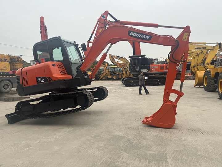 Nice Performance 6t Small Used Excavator,Original Korea Doosan Used Excavators Doosan Dx60 for Sale - Excavator pe şenile: Foto 3 Nice Performance 6t Small Used Excavator,Original Korea Doosan Used Excavators Doosan Dx60 for Sale - Excavator pe şenile: Foto 3