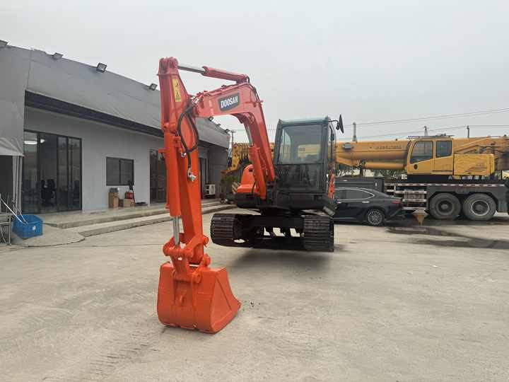Nice Performance 6t Small Used Excavator,Original Korea Doosan Used Excavators Doosan Dx60 for Sale - Excavator pe şenile: Foto 2 Nice Performance 6t Small Used Excavator,Original Korea Doosan Used Excavators Doosan Dx60 for Sale - Excavator pe şenile: Foto 2