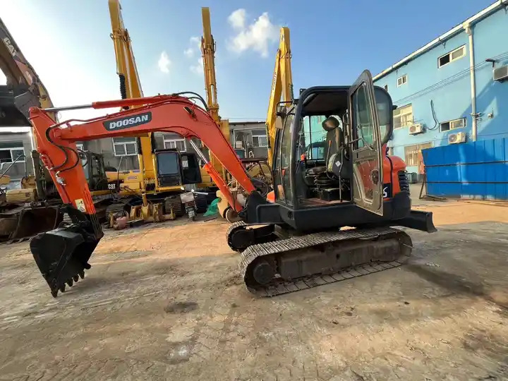 Original Top Sale High Performance Slightly Used Doosan Dx60 Tracked Excavator For Landscaping In Shanghai - Excavator pe şenile: Foto 3 Original Top Sale High Performance Slightly Used Doosan Dx60 Tracked Excavator For Landscaping In Shanghai - Excavator pe şenile: Foto 3