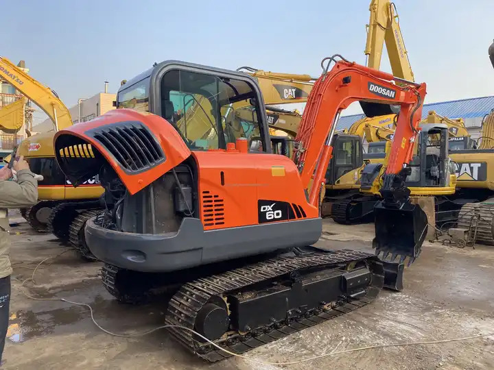 Top Grade In Stock Doosan DX60 Used 6 Ton Hydraulic Crawler Excavator Digger High Quality Factory Price Used 6 Ton - Excavator pe şenile: Foto 2 Top Grade In Stock Doosan DX60 Used 6 Ton Hydraulic Crawler Excavator Digger High Quality Factory Price Used 6 Ton - Excavator pe şenile: Foto 2
