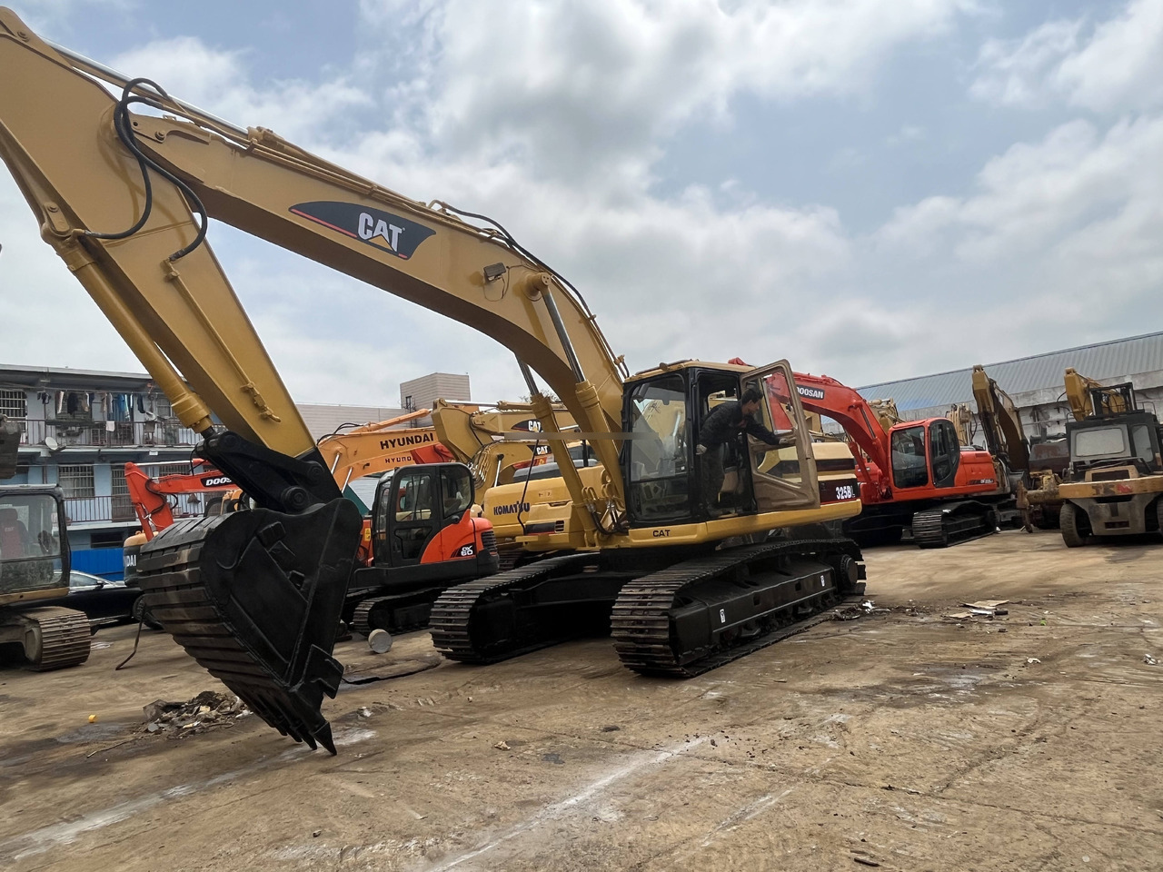 Used Caterpillar excavator CAT 325BL in good condition for sale - Excavator pe şenile: Foto 4 Used Caterpillar excavator CAT 325BL in good condition for sale - Excavator pe şenile: Foto 4