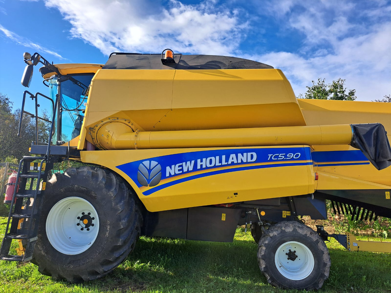 NEW HOLLAND TC 5.90 - Combină de recoltat cereale: Foto 1 NEW HOLLAND TC 5.90 - Combină de recoltat cereale: Foto 1