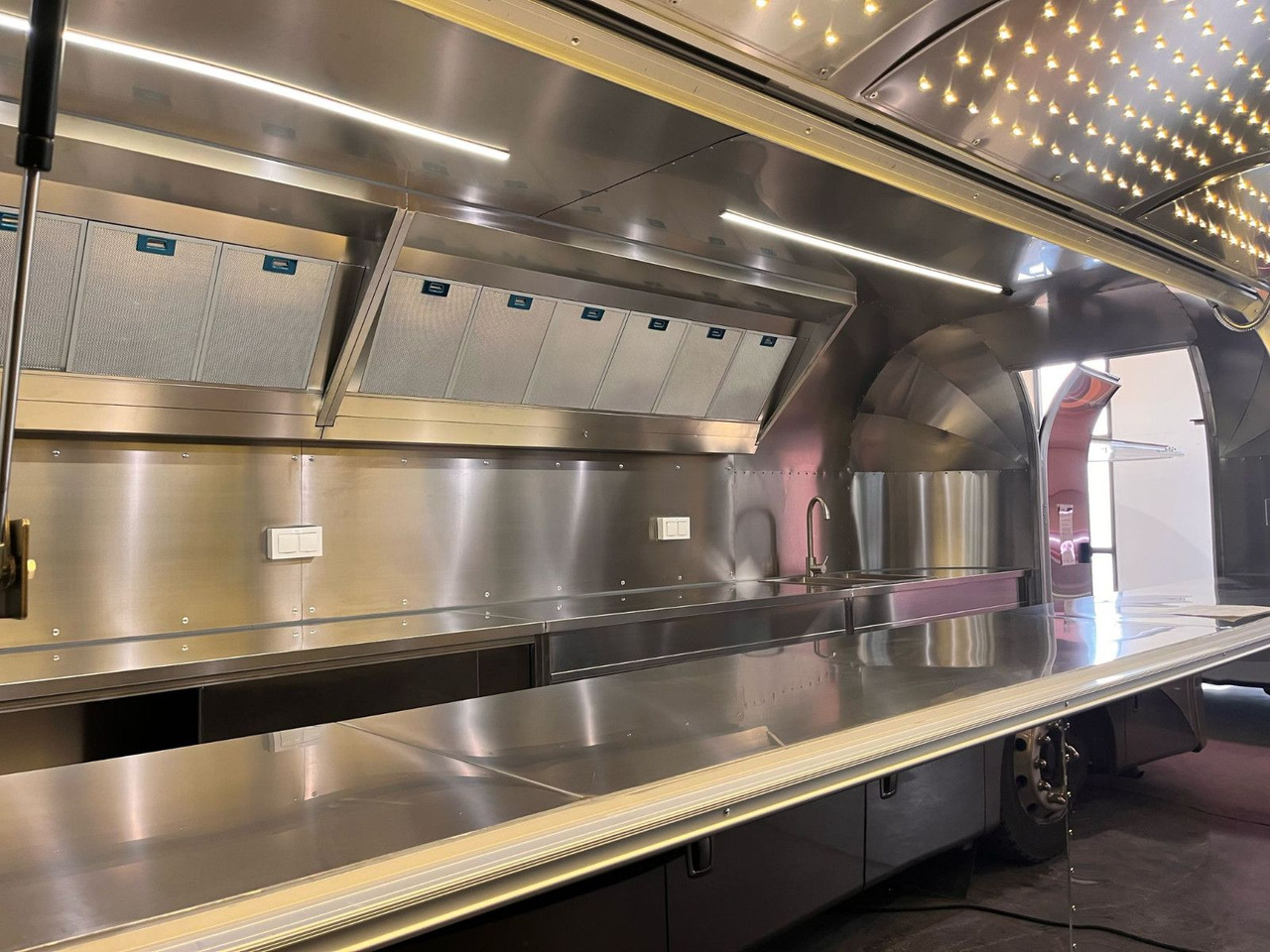 Esselmann Delistar Foodtruck 6000 ähn. Airstream - Rulota comerciala: Foto 4 Esselmann Delistar Foodtruck 6000 ähn. Airstream - Rulota comerciala: Foto 4