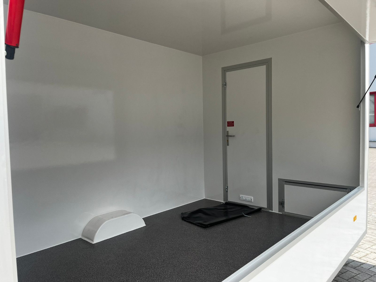 Esselmann Sandwichanhänger Verkaufsanhänger leer - Rulota comerciala: Foto 4 Esselmann Sandwichanhänger Verkaufsanhänger leer - Rulota comerciala: Foto 4