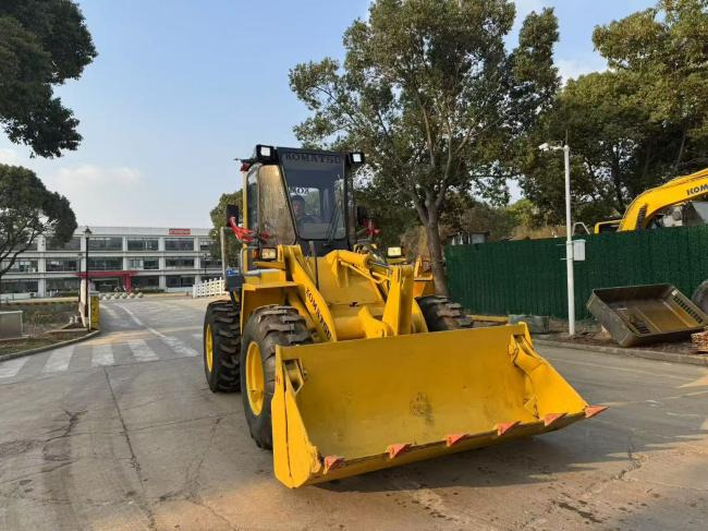 Komatsu WA100 - Încărcător frontal pe pneuri: Foto 3 Komatsu WA100 - Încărcător frontal pe pneuri: Foto 3