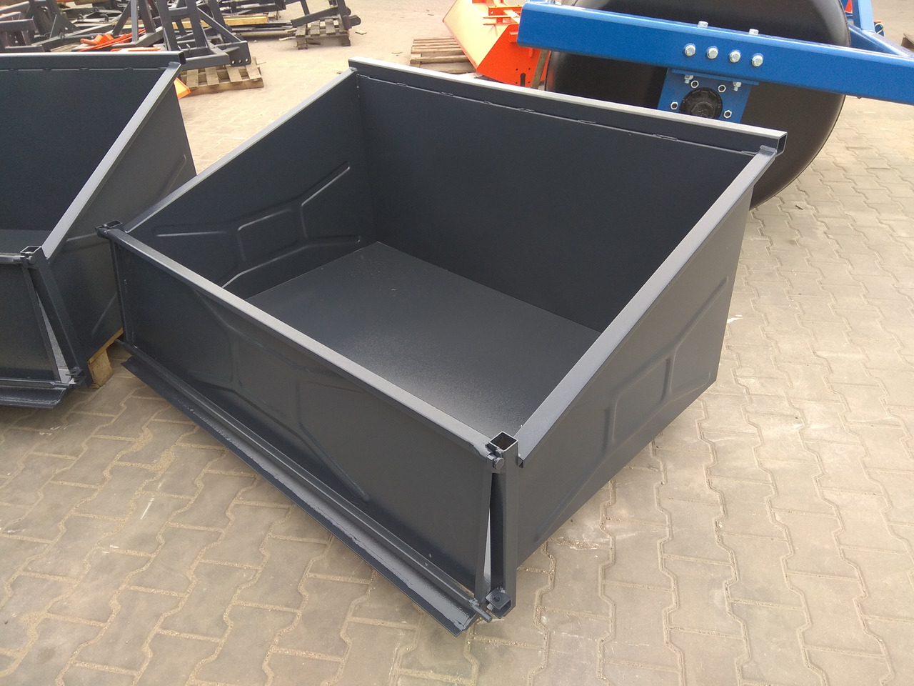 Metal-Technik Heckschaufel / Transport box / Caisse de transport / Skrzynia 2 m - Ataşament pentru Utilaje agricole: Foto 4 Metal-Technik Heckschaufel / Transport box / Caisse de transport / Skrzynia 2 m - Ataşament pentru Utilaje agricole: Foto 4