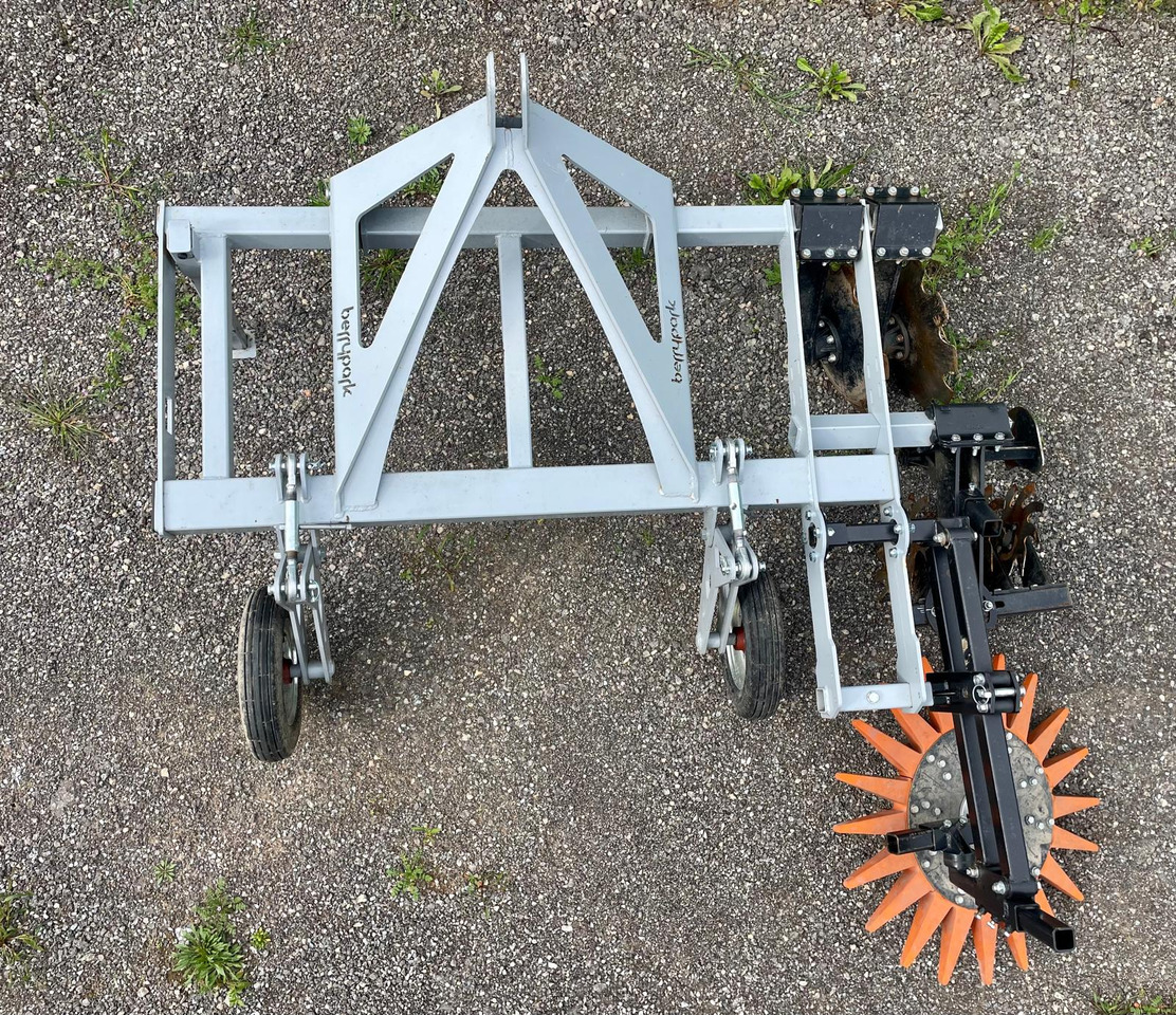Berrypark Roll- und Fingerhacke / Orchard Weeder / Sarcleuse arboricole / Pielnik sadowniczy - Cultivator: Foto 4 Berrypark Roll- und Fingerhacke / Orchard Weeder / Sarcleuse arboricole / Pielnik sadowniczy - Cultivator: Foto 4