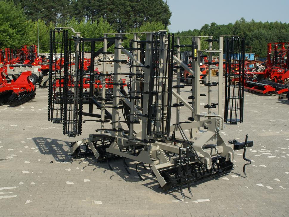 ROLEX Saatbettkombination / Hydraulically cultivator / Vibroculteur / Aggregato di coltivazione / Почвообрабатывающий гидравлический складывающийся агрегат / Agregat uprawowy hydraulicznie składany - Cultivator: Foto 2 ROLEX Saatbettkombination / Hydraulically cultivator / Vibroculteur / Aggregato di coltivazione / Почвообрабатывающий гидравлический складывающийся агрегат / Agregat uprawowy hydraulicznie składany - Cultivator: Foto 2