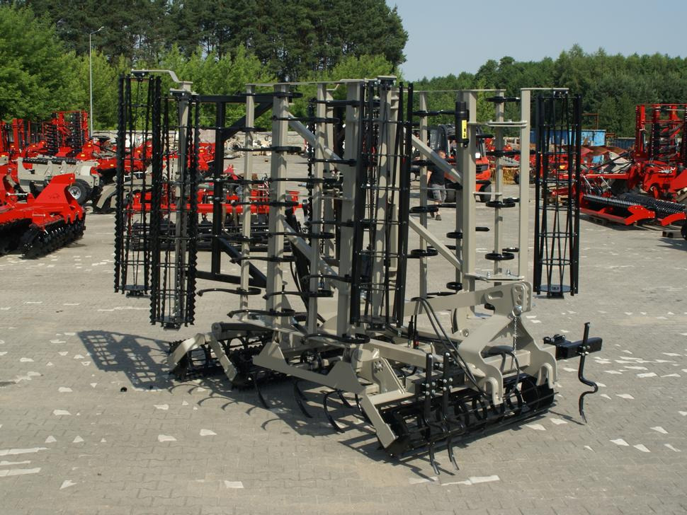 ROLEX Saatbettkombination / Hydraulically cultivator / Vibroculteur / Aggregato di coltivazione / Почвообрабатывающий гидравлический складывающийся агрегат / Agregat uprawowy hydraulicznie składany - Cultivator: Foto 1 ROLEX Saatbettkombination / Hydraulically cultivator / Vibroculteur / Aggregato di coltivazione / Почвообрабатывающий гидравлический складывающийся агрегат / Agregat uprawowy hydraulicznie składany - Cultivator: Foto 1