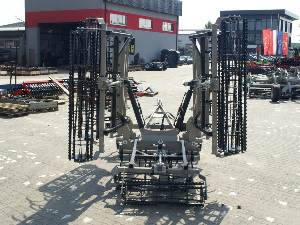 ROLEX Saatbettkombination / Hydraulically cultivator / Vibroculteur / Aggregato di coltivazione / Почвообрабатывающий гидравлический складывающийся агрегат / Agregat uprawowy hydraulicznie składany - Cultivator: Foto 5 ROLEX Saatbettkombination / Hydraulically cultivator / Vibroculteur / Aggregato di coltivazione / Почвообрабатывающий гидравлический складывающийся агрегат / Agregat uprawowy hydraulicznie składany - Cultivator: Foto 5