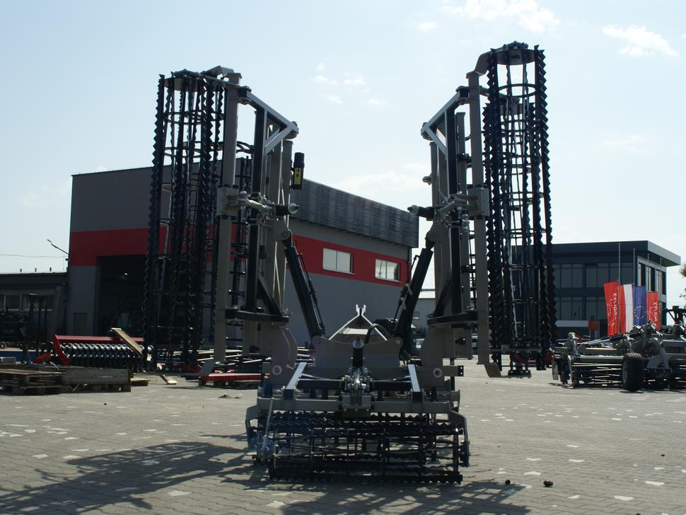 ROLEX Saatbettkombination / Hydraulically cultivator / Vibroculteur / Aggregato di coltivazione / Почвообрабатывающий гидравлический складывающийся агрегат / Agregat uprawowy hydraulicznie składany - Cultivator: Foto 3 ROLEX Saatbettkombination / Hydraulically cultivator / Vibroculteur / Aggregato di coltivazione / Почвообрабатывающий гидравлический складывающийся агрегат / Agregat uprawowy hydraulicznie składany - Cultivator: Foto 3