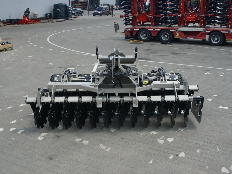 ROLEX Scheibenegge / Disc harrow with hydropack and tire roller / Dechaumeur à disques / Erpice a dischi / Дисковая борона с гидропаком и колёсным катком / Agregat talerzowy uprawowy z hydropackiem i - Grapă cu discuri: Foto 4 ROLEX Scheibenegge / Disc harrow with hydropack and tire roller / Dechaumeur à disques / Erpice a dischi / Дисковая борона с гидропаком и колёсным катком / Agregat talerzowy uprawowy z hydropackiem i - Grapă cu discuri: Foto 4