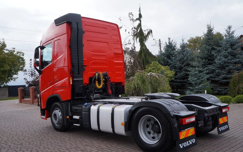 Volvo FH 4 EURO 6 GLOBETROTTER NISKI PRZEBIEG PEŁEN SERWIS - Cap tractor: Foto 3 Volvo FH 4 EURO 6 GLOBETROTTER NISKI PRZEBIEG PEŁEN SERWIS - Cap tractor: Foto 3
