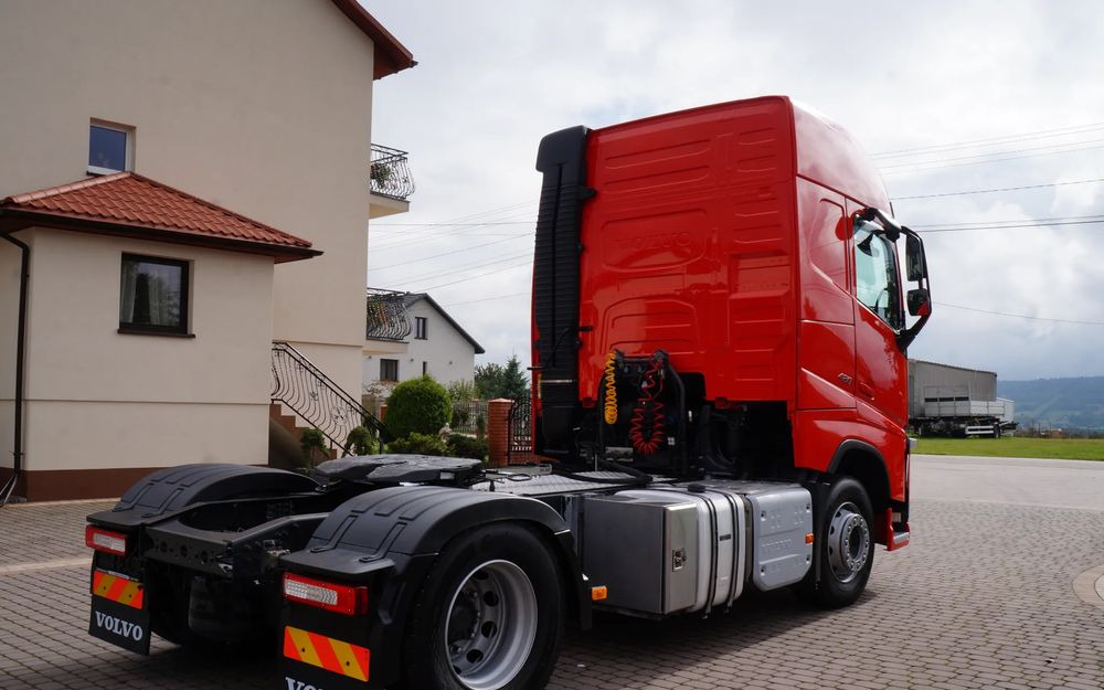 Volvo FH 4 EURO 6 GLOBETROTTER NISKI PRZEBIEG PEŁEN SERWIS - Cap tractor: Foto 4 Volvo FH 4 EURO 6 GLOBETROTTER NISKI PRZEBIEG PEŁEN SERWIS - Cap tractor: Foto 4