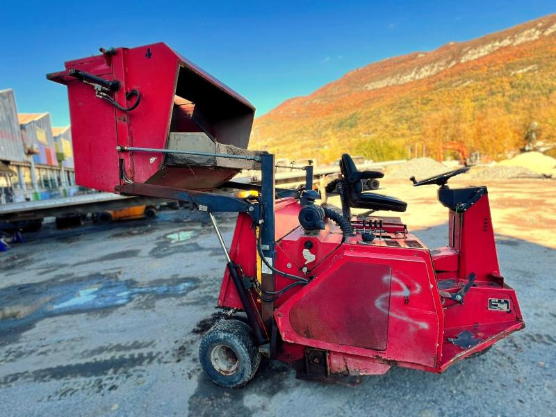 YNO 135-3 VEH Balayeuse diesel - Măturătoare stradală: Foto 5 YNO 135-3 VEH Balayeuse diesel - Măturătoare stradală: Foto 5