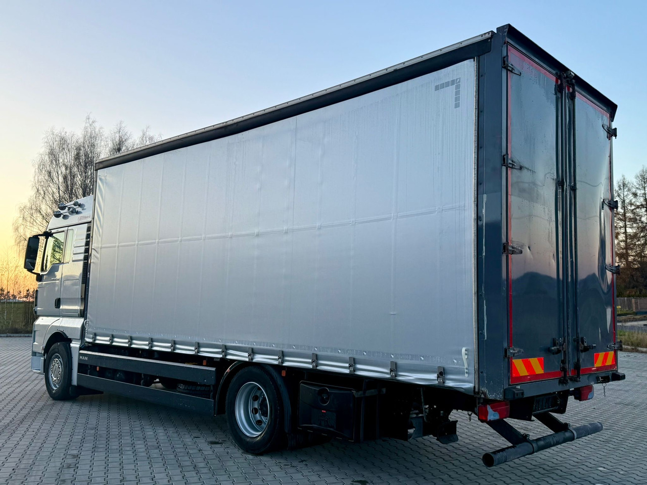 MAN TGX 18.400 / FIRANKA / KONTENER / NISKI PRZEBIEG / EURO 6 / AUTOMAT / SYPIALKA / 2016 ROK - Camion cu prelată: Foto 5 MAN TGX 18.400 / FIRANKA / KONTENER / NISKI PRZEBIEG / EURO 6 / AUTOMAT / SYPIALKA / 2016 ROK - Camion cu prelată: Foto 5