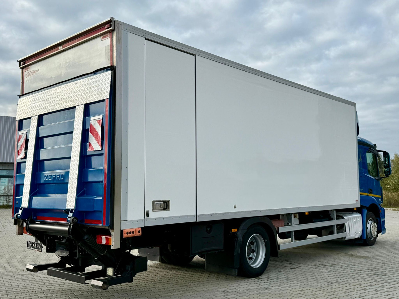 MERCEDES-BENZ ACTROS 1836 / CHŁODNIA / WINDA / 18 PALET / SILNIK 10677 cm3 / CARRIER / SYPIALKA / AUTOMAT / 2018 ROK - Camion frigider: Foto 3 MERCEDES-BENZ ACTROS 1836 / CHŁODNIA / WINDA / 18 PALET / SILNIK 10677 cm3 / CARRIER / SYPIALKA / AUTOMAT / 2018 ROK - Camion frigider: Foto 3