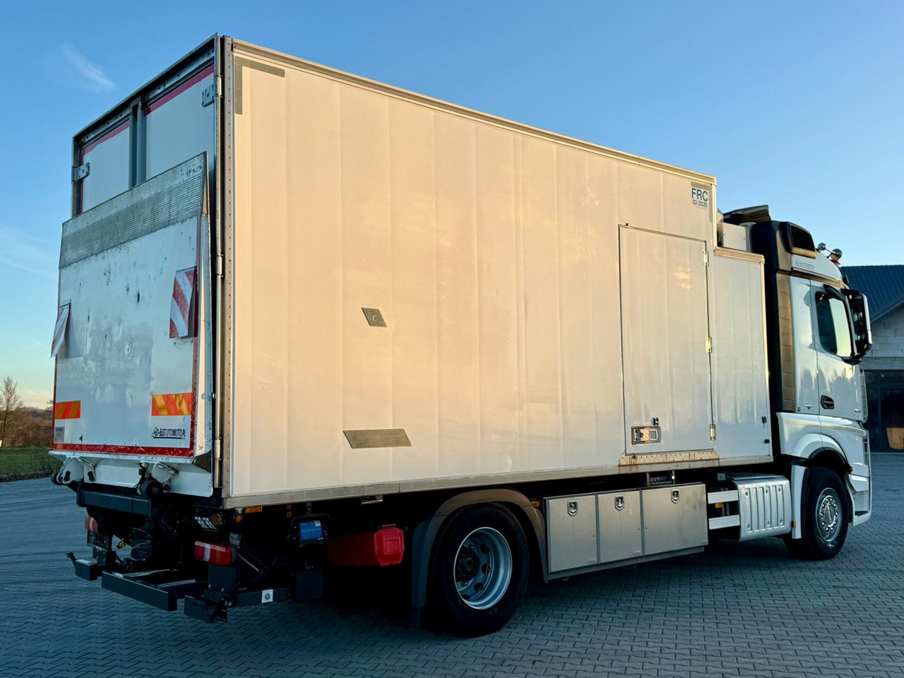 MERCEDES-BENZ ACTROS 1840 / CHŁODNIA / WINDA / 15 EUROPALET / 6.10 M DŁUGOŚCI / DUŻA KABINA / AUTOMAT / SPROWADZONY / SERWISOWANY / EURO 6 - Camion frigider: Foto 3 MERCEDES-BENZ ACTROS 1840 / CHŁODNIA / WINDA / 15 EUROPALET / 6.10 M DŁUGOŚCI / DUŻA KABINA / AUTOMAT / SPROWADZONY / SERWISOWANY / EURO 6 - Camion frigider: Foto 3