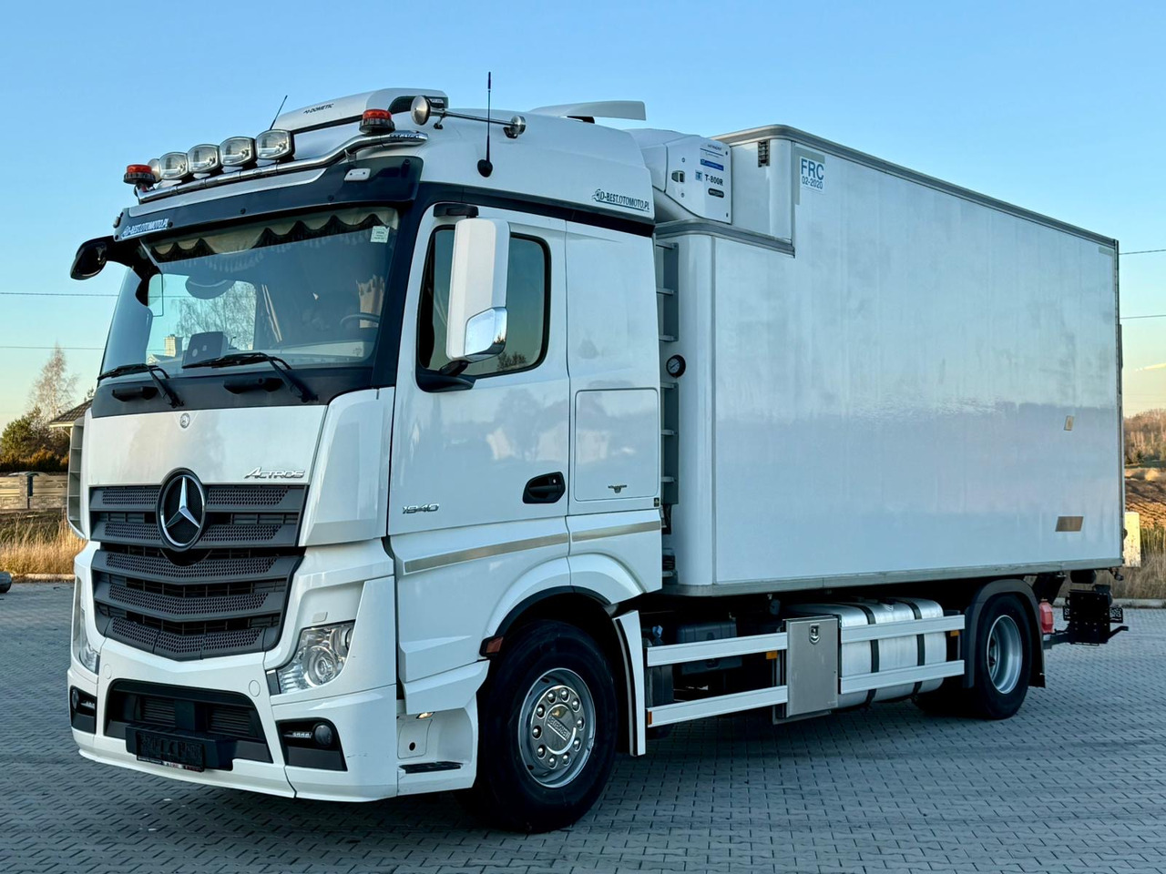 MERCEDES-BENZ ACTROS 1840 / CHŁODNIA / WINDA / 15 EUROPALET / 6.10 M DŁUGOŚCI / DUŻA KABINA / AUTOMAT / SPROWADZONY / SERWISOWANY / EURO 6 - Camion frigider: Foto 2 MERCEDES-BENZ ACTROS 1840 / CHŁODNIA / WINDA / 15 EUROPALET / 6.10 M DŁUGOŚCI / DUŻA KABINA / AUTOMAT / SPROWADZONY / SERWISOWANY / EURO 6 - Camion frigider: Foto 2