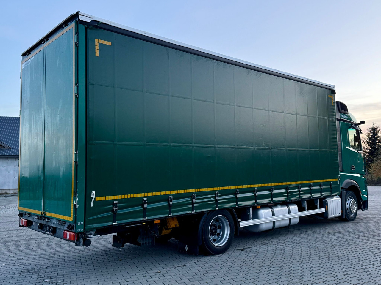 MERCEDES-BENZ ACTROS 1845 / FIRANKA / 19 EUROPALET / DUŻA KABINA / AUTOMAT / 2021 - Camion cu prelată: Foto 4 MERCEDES-BENZ ACTROS 1845 / FIRANKA / 19 EUROPALET / DUŻA KABINA / AUTOMAT / 2021 - Camion cu prelată: Foto 4