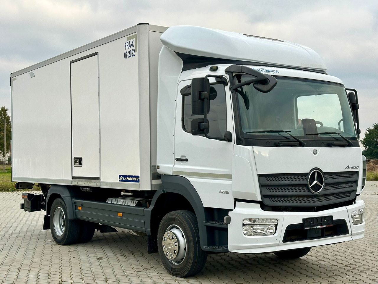 MERCEDES-BENZ ATEGO 1218 / CHŁODNIA / WINDA / 12 PALET / 5.10 M DŁUGOŚCI / AUTOMAT / LAMBERET / 5090 KG ŁADOWNOŚCI - Camion frigider: Foto 1 MERCEDES-BENZ ATEGO 1218 / CHŁODNIA / WINDA / 12 PALET / 5.10 M DŁUGOŚCI / AUTOMAT / LAMBERET / 5090 KG ŁADOWNOŚCI - Camion frigider: Foto 1